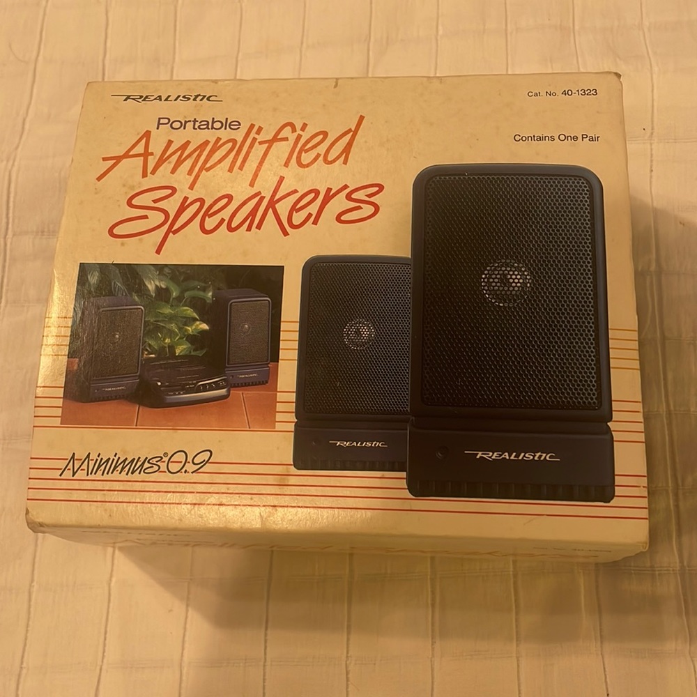 Realistic minimus 0.9 portable amplified studio speaker case cables